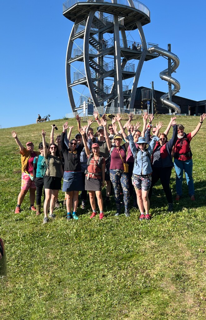 IMG_4217 Klassentreffen Rucksackfrauen vor Aussichtsturm